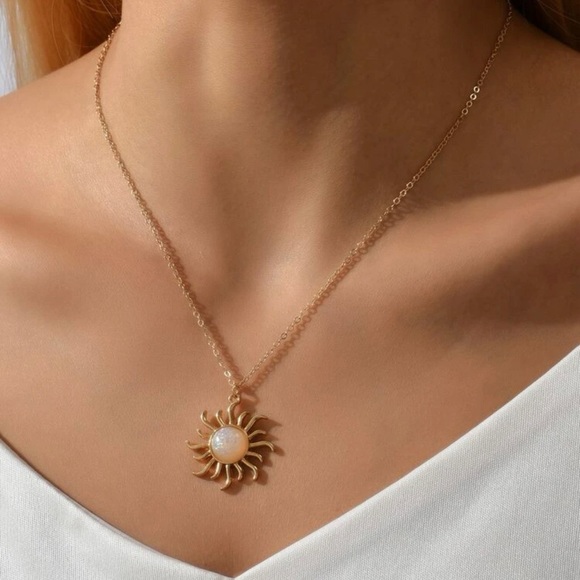 ❤️Sun Charm Necklace - Picture 2 of 7